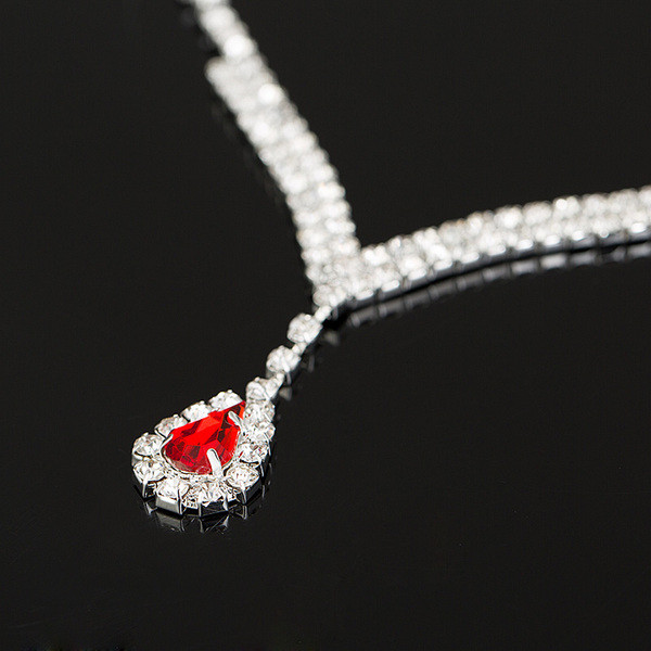 Elegáns női szett kétrészes nyakláncból és fülbevalóból ezüst kövekkel