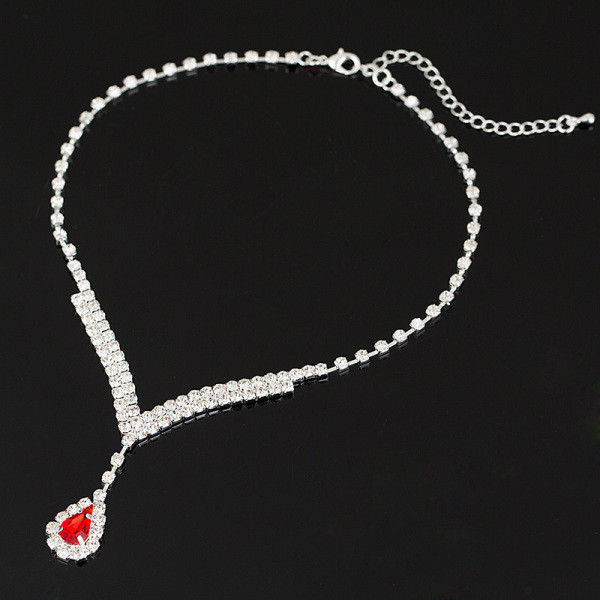 Elegáns női szett kétrészes nyakláncból és fülbevalóból ezüst kövekkel