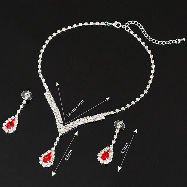 Elegáns női szett kétrészes nyakláncból és fülbevalóból ezüst kövekkel