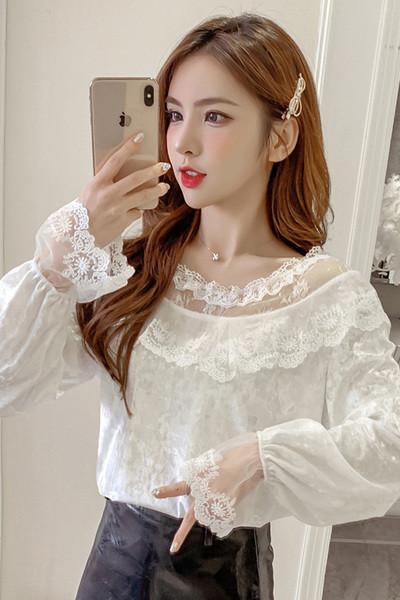 Moderna sieviešu blūze ar apaļu kakla izgriezumu un mežģīnēm