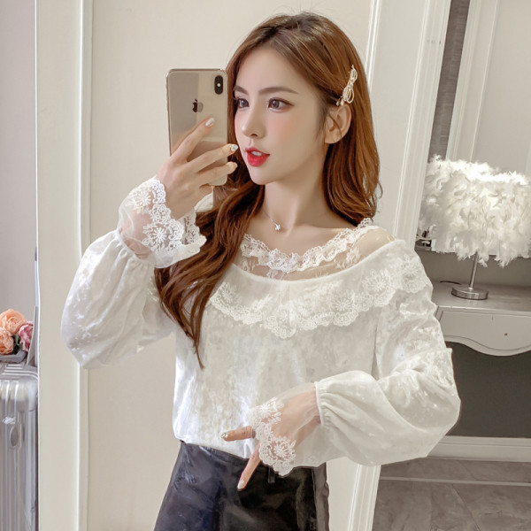 Moderna sieviešu blūze ar apaļu kakla izgriezumu un mežģīnēm