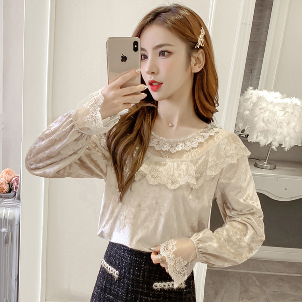 Moderna sieviešu blūze ar apaļu kakla izgriezumu un mežģīnēm