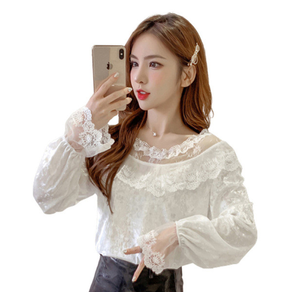 Moderna sieviešu blūze ar apaļu kakla izgriezumu un mežģīnēm