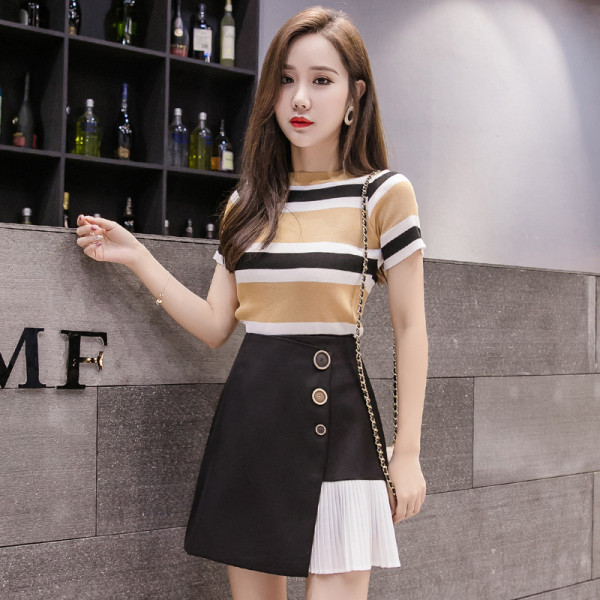 Актуална дамска къса пола с копчета