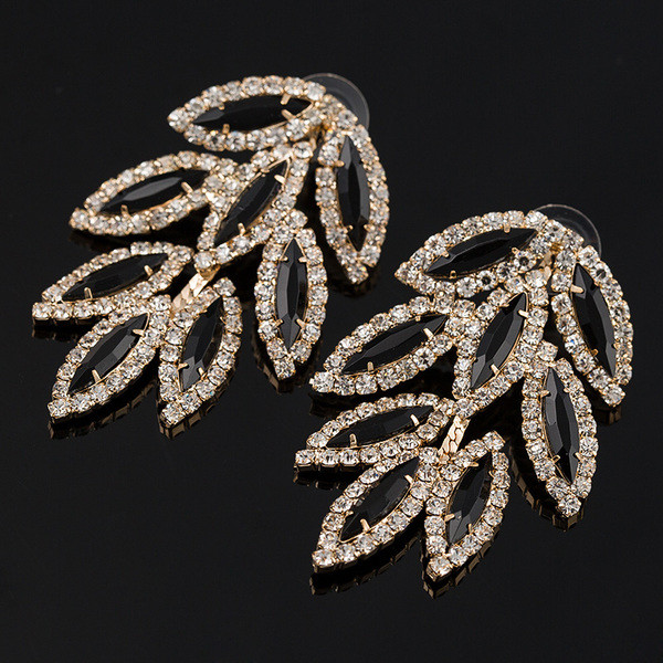 Κομψά γυναικεία κρεμαστά σκουλαρίκια με μαύρες πέτρες