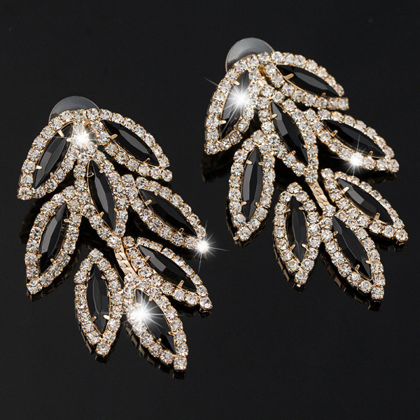 Κομψά γυναικεία κρεμαστά σκουλαρίκια με μαύρες πέτρες