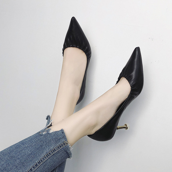 Sieviešu apavi no eko ādas smaila modeļa un plāna papēža