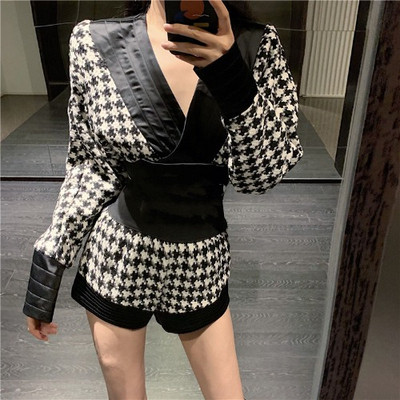 Sieviešu komplekts no divām daļām - bikses ar augstu jostasvietu un blūze ar špica kakla izgriezumu