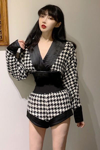 Sieviešu komplekts no divām daļām - bikses ar augstu jostasvietu un blūze ar špica kakla izgriezumu