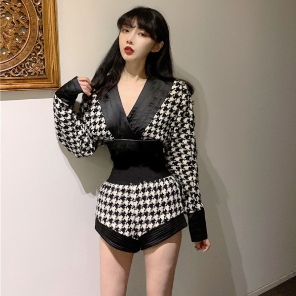 Sieviešu komplekts no divām daļām - bikses ar augstu jostasvietu un blūze ar špica kakla izgriezumu