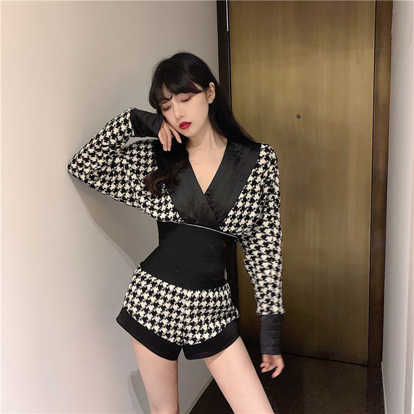 Sieviešu komplekts no divām daļām - bikses ar augstu jostasvietu un blūze ar špica kakla izgriezumu