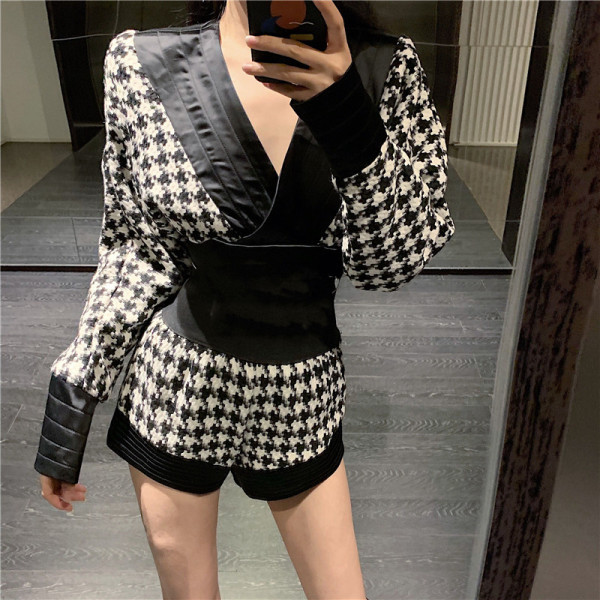 Sieviešu komplekts no divām daļām - bikses ar augstu jostasvietu un blūze ar špica kakla izgriezumu