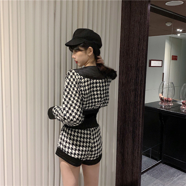 Sieviešu komplekts no divām daļām - bikses ar augstu jostasvietu un blūze ar špica kakla izgriezumu