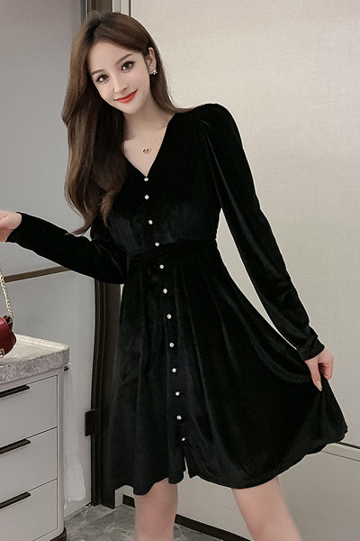 Retro stila sieviešu kleita ar garām piedurknēm un V veida kakla izgriezumu