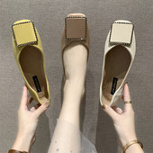 Modern női cipő lapos talppal és fém csattal - öko bőrből