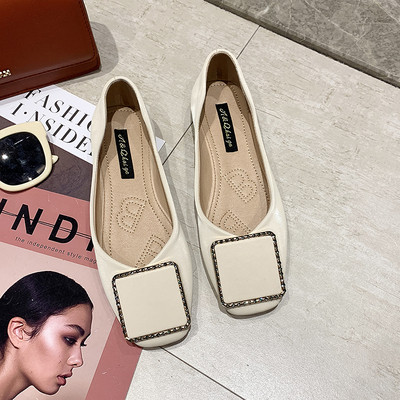 Modern női cipő lapos talppal és fém csattal - öko bőrből