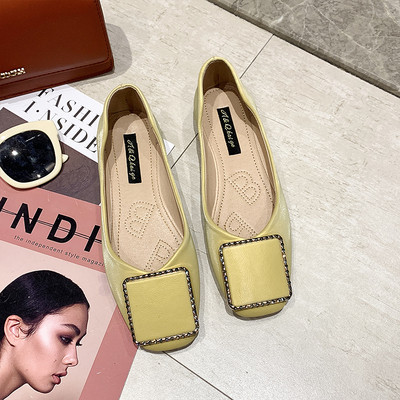 Modern női cipő lapos talppal és fém csattal - öko bőrből