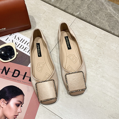 Modern női cipő lapos talppal és fém csattal - öko bőrből