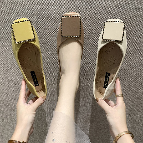 Modern női cipő lapos talppal és fém csattal - öko bőrből