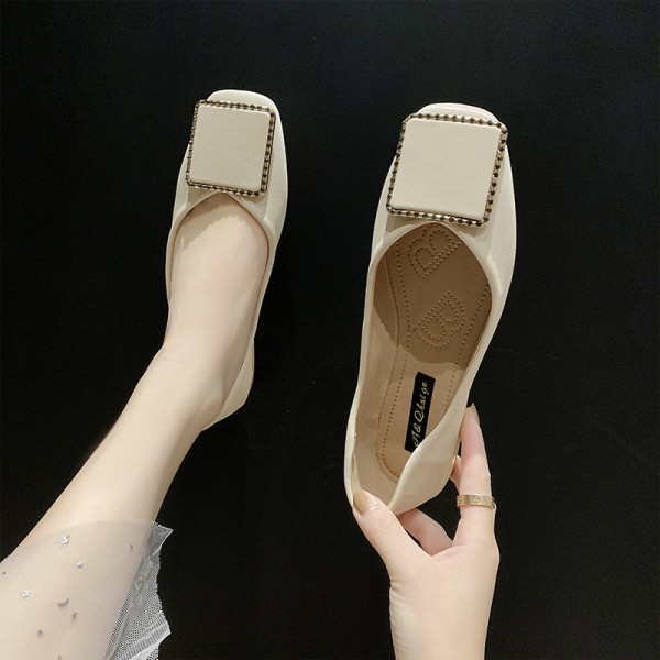 Modern női cipő lapos talppal és fém csattal - öko bőrből