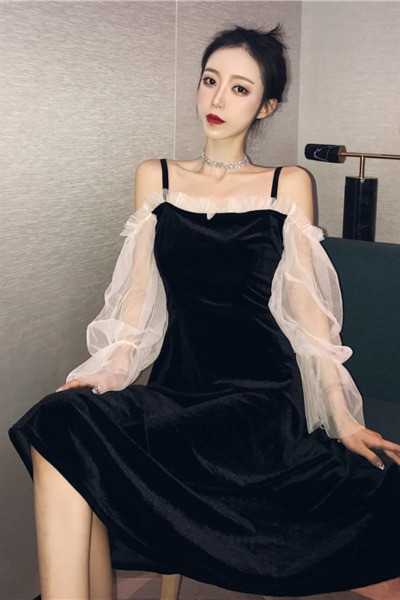 Retro moteriška suknelė nukritusiomis tiulio rankovėmis ir plonomis petnešėlėmis