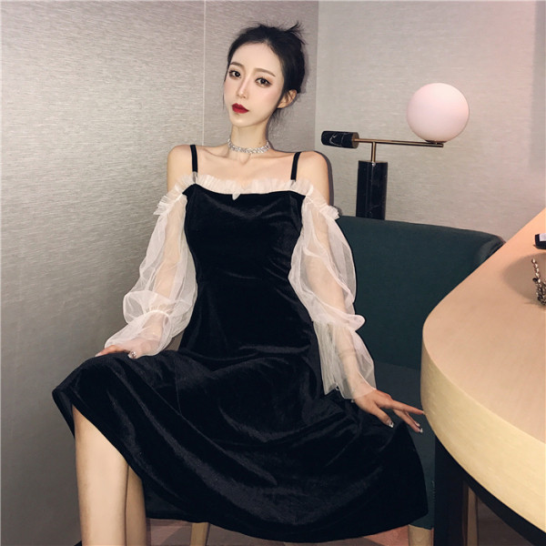 Retro moteriška suknelė nukritusiomis tiulio rankovėmis ir plonomis petnešėlėmis