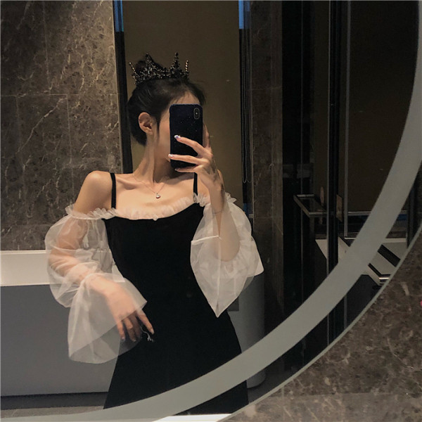 Retro moteriška suknelė nukritusiomis tiulio rankovėmis ir plonomis petnešėlėmis