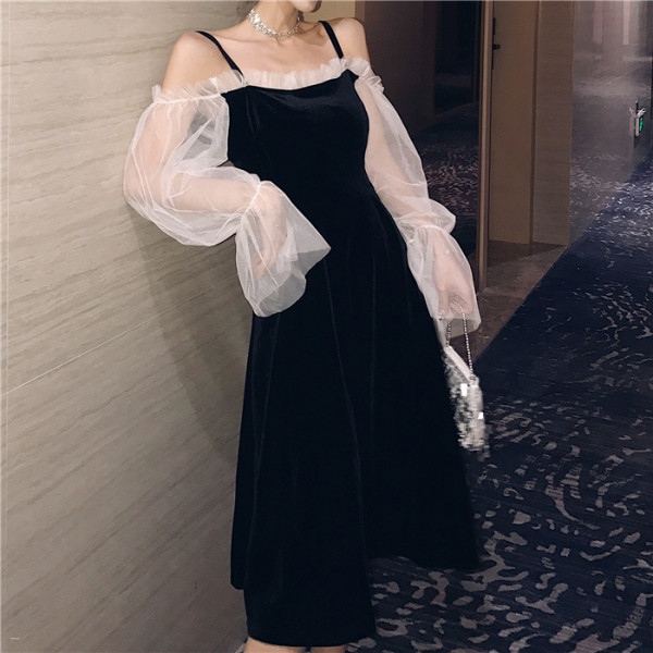 Retro moteriška suknelė nukritusiomis tiulio rankovėmis ir plonomis petnešėlėmis