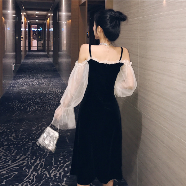 Retro moteriška suknelė nukritusiomis tiulio rankovėmis ir plonomis petnešėlėmis