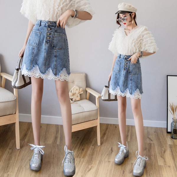 Aktuális női rövid szoknya zsebekkel és csipkével