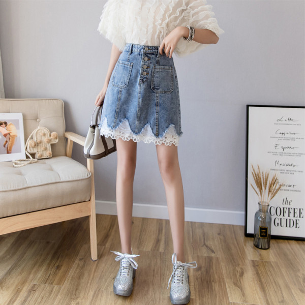 Aktuális női rövid szoknya zsebekkel és csipkével