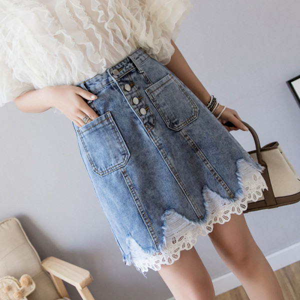 Aktuális női rövid szoknya zsebekkel és csipkével