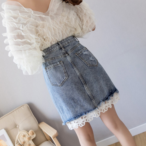 Aktuális női rövid szoknya zsebekkel és csipkével