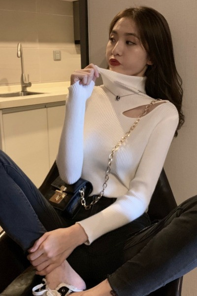 Bluză de damă mulata, cu o parte decupată și guler înalt