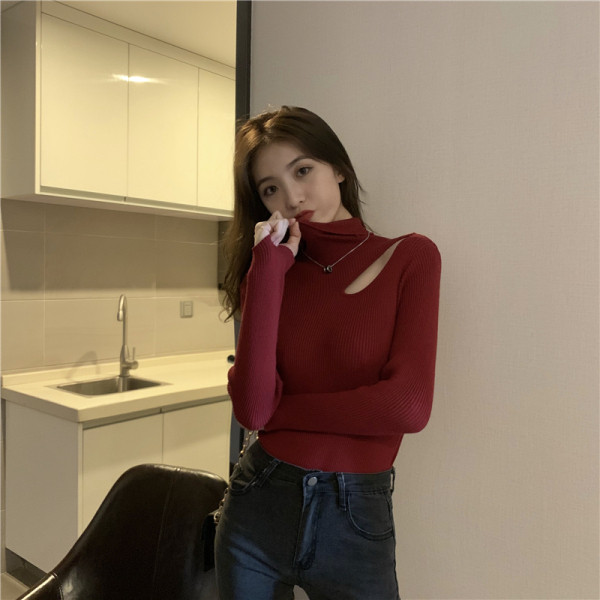 Bluză de damă mulata, cu o parte decupată și guler înalt