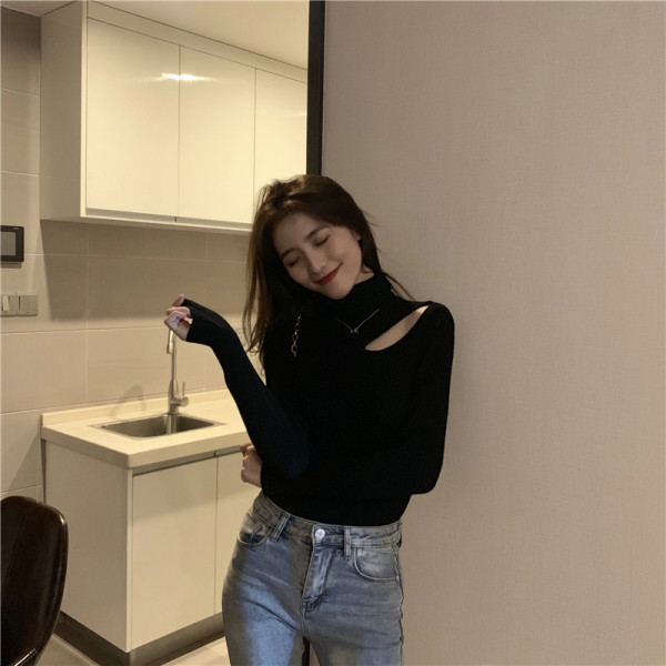 Bluză de damă mulata, cu o parte decupată și guler înalt