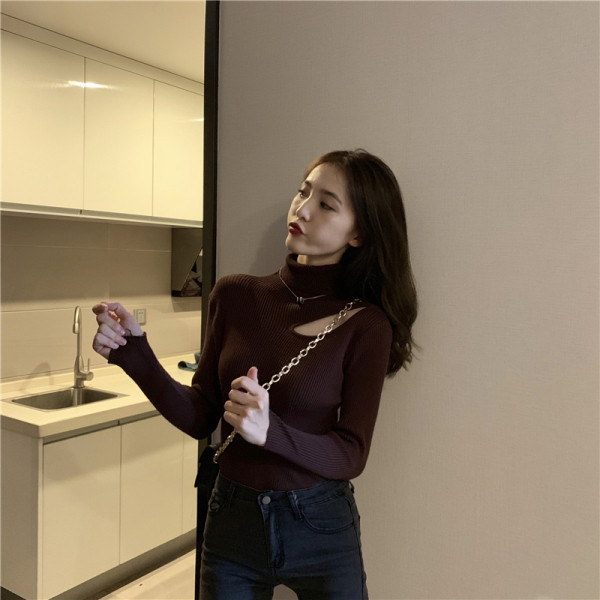 Bluză de damă mulata, cu o parte decupată și guler înalt