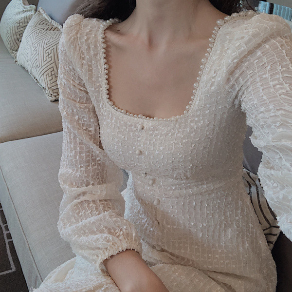 Modern női szabású ruha, hosszú ujjal