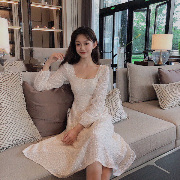 Modern női szabású ruha, hosszú ujjal