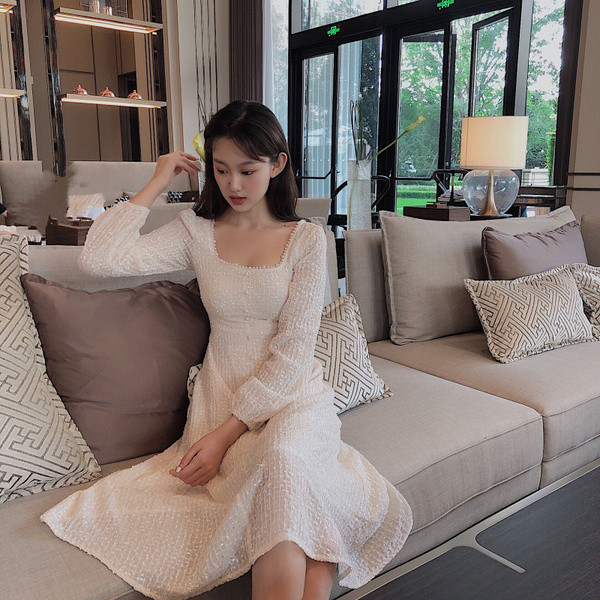 Modern női szabású ruha, hosszú ujjal