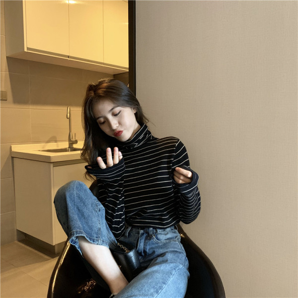 Csíkos női blúz magas gallérral