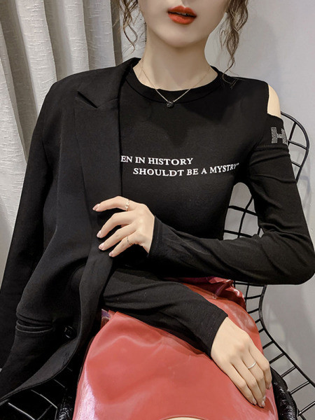 Ежедневна дамска блуза с голи рамене и надпис