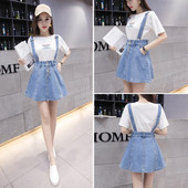 Iškirpto modelio moteriškas džinsinis sijonas su petnešėlėmis