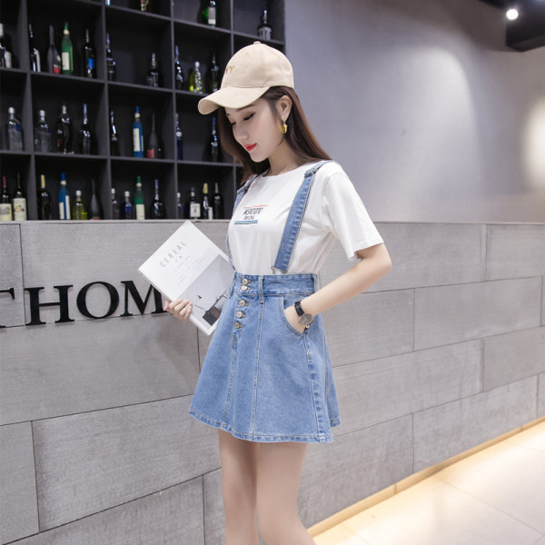 Iškirpto modelio moteriškas džinsinis sijonas su petnešėlėmis