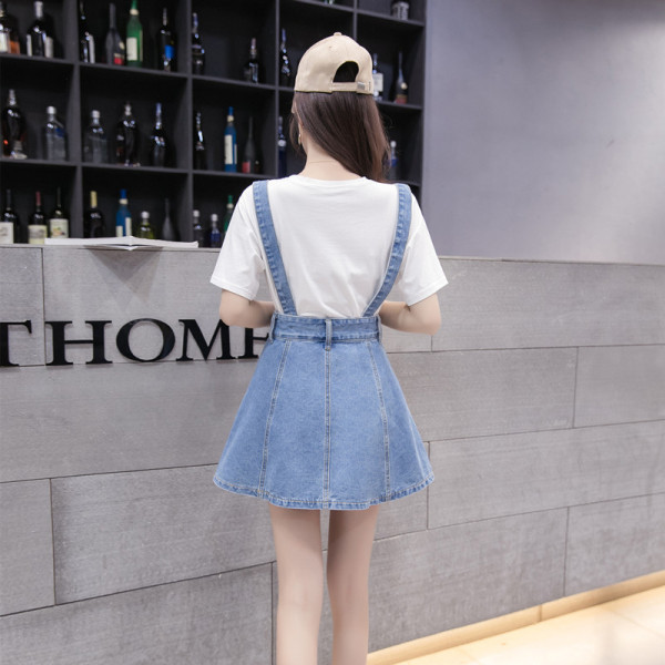 Iškirpto modelio moteriškas džinsinis sijonas su petnešėlėmis