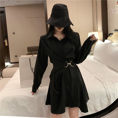 Asimetriska sieviešu kleita ar klasisku apkakli un metāla elementu