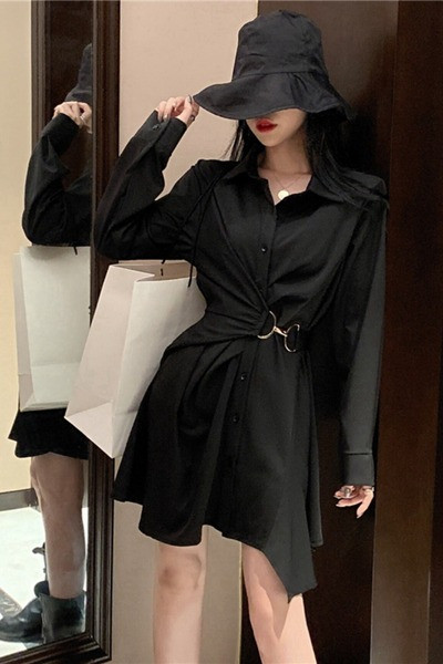 Asimetriska sieviešu kleita ar klasisku apkakli un metāla elementu