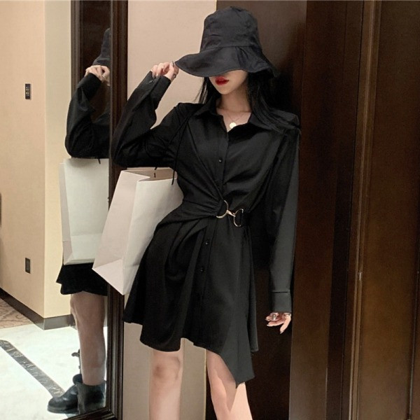 Asimetriska sieviešu kleita ar klasisku apkakli un metāla elementu