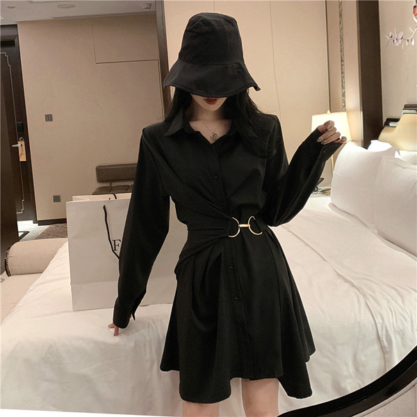 Asimetriska sieviešu kleita ar klasisku apkakli un metāla elementu