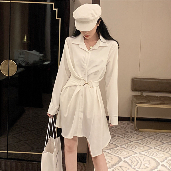 Asimetriska sieviešu kleita ar klasisku apkakli un metāla elementu